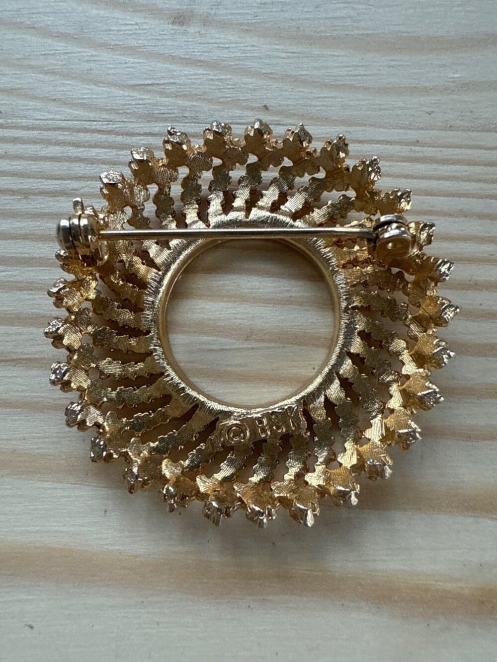 VTG BSK Gold Wreath Brooch Pin Textured Mid Century Retro Costume Jewelry - Picture 2 of 5